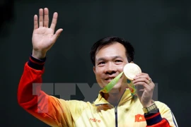 Primer ministro de Vietnam felicita a Hoang Xuan Vinh por su medalla histórica