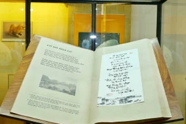 Colección de poemas vietnamitas recibe título de récord mundial por su exclusividad