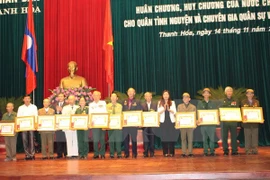Laos otorga distinciones a excombatientes voluntarios vietnamitas