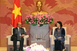 Presidenta del Parlamento de Vietnam recibe al embajador de Cuba