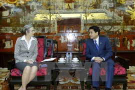 El presidente del Comité Popular de Hanoi, Nguyen Duc Chung, y la embajadora de Holanda en Vietnam, Nienke Trooster