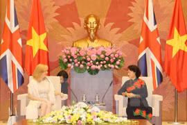 Presidenta del legislativo de Vietnam recibe a dirigente parlamentaria británica