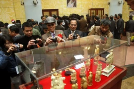 Antigüedades en subasta en Nam Dinh con fines caritativos