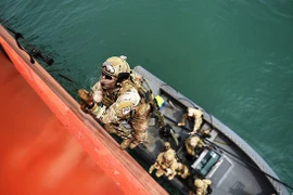 Participan 21 países en maniobra naval “Deep Sabre 2016” en Singapur
