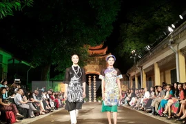 Inauguran en Hanoi Festival de traje tradicional de mujeres de Vietnam