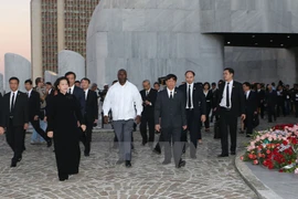 Delegación de Vietnam rinde tributo a Fidel Castro en Cuba