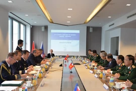 Vietnam y Francia dialogan sobre cooperación en defensa