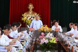 Premier inspecciona la reestructuración agrícola en Vinh Long