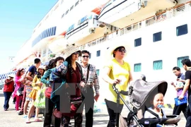 Gran afluencia de turistas a ciudad de Da Nang durante el Tet