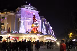 Vietnam recibe al año 2016 con fiestas de música, danza y luces