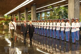 Recibió presidente cubano Raúl Castro al secretario general del Partido Comunista de Vietnam 