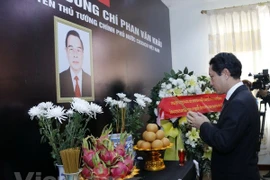 Dirigentes laosianos rinden tributo a Phan Van Khai 