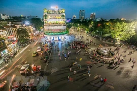 Libre zona alrededor del lago Hoan Kiem de Hanoi para circulación de vehículos en el Tet