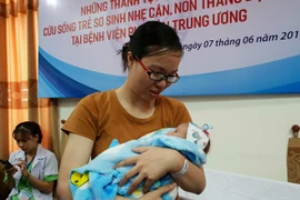  Bebé prematuro de 500 gramos sobrevive en Vietnam gracias a esfuerzos médicos locales