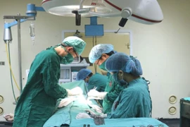 Unen manos para elevar calidad de tratamiento de enfermedades raras en Vietnam 