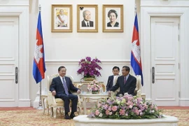 El ministro vietnamita de Seguridad Pública, To Lam, y el primer ministro de Camboya, Samdech Hun Sen