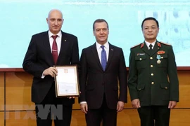 Dmitri Medvédev honra aportes del Centro Tropical Vietnam-Rusia