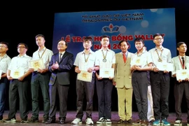 Entregan becas Vallet a estudiantes sobresalientes vietnamitas 