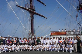 Buque escuela de Armada Popular de Vietnam visita Camboya