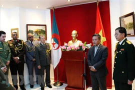 Vietnam desea profundizar cooperación en defensa con Argelia 
