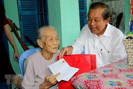 Vicepremier de Vietnam lleva regalos del Tet a compatriotas pobres 