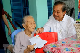 Vicepremier de Vietnam lleva regalos del Tet a compatriotas pobres 