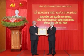 Máximo dirigente partidista de Vietnam recibe insignia por 50 años de militancia