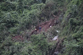 Recuperan cadáveres de pilotos en accidente de avión militar en Vietnam 