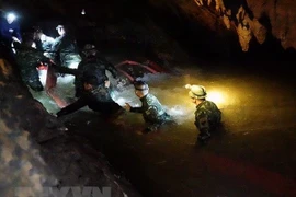 Avanza el rescate de 12 niños atrapados en una cueva en Tailandia