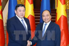 Premier Xuan Phuc exhorta a aumentar intercambio comercial Vietnam-Mongolia
