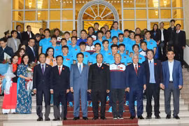 Premier Xuan Phuc exhorta a extender fuerza de voluntad del equipo nacional