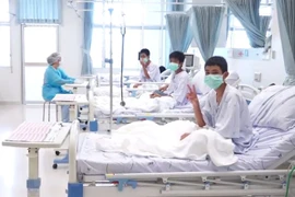 Niños y entrenador de fútbol rescatados de cueva tailandesa saldrán de hospital la próxima semana