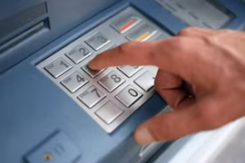 Condenan a tres ciudadanos chinos por usar tarjetas ATM falsas
