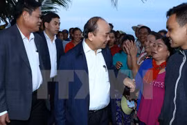 Premier de Vietnam entrega donaciones a pobladores afectados por desastres