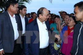 Premier de Vietnam entrega donaciones a pobladores afectados por desastres