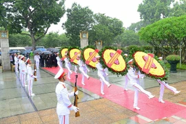 Dirigentes de Vietnam rinden homenaje a héroes mártires de la Patria