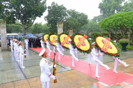 Dirigentes de Vietnam rinden homenaje a héroes mártires de la Patria