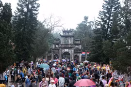 Más de un millón de excursionistas participan a los festejos de la Pagoda del Perfume