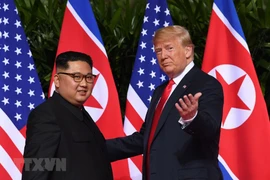Trump y Kim inician histórica cumbre con un apretón de manos