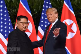 Trump y Kim inician histórica cumbre con un apretón de manos