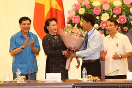 Presidenta parlamentaria de Vietnam se reúne con destacados trabajadores