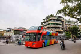 Recorrido por Hanoi en autobús de dos pisos y a precios razonables atrae a viajeros