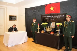 Embajadas de Vietnam en exterior efectúan honras fúnebres por Do Muoi, exsecretario general del Partido Comunista 