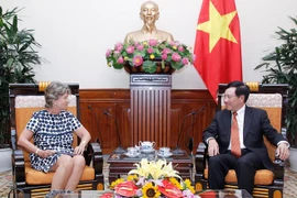 El viceprimer ministro y canciller de Vietnam, Pham Binh Minh, recibe a la embajadora de España en Vietnam, María Jesús Figa López-Palop