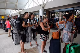 Miles de viajeros evacuados tras terremoto intenso en Indonesia 