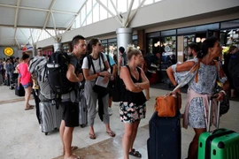 Miles de viajeros evacuados tras terremoto intenso en Indonesia 