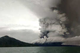 Indonesia aumenta alerta de erupción de volcán Anak Krakatau