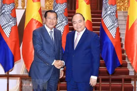 Premier de Vietnam se entrevista con homólogo camboyano para estrechar vínculos