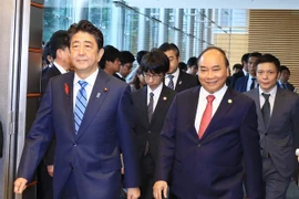Medios japoneses difunden resultados de diálogo entre Shinzo Abe y Nguyen Xuan Phuc