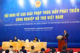 Premier de Vietnam llama a estudiar experiencias internacionales para desarrollar industria auxiliar